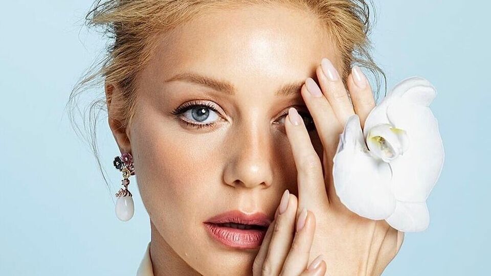 Тина Кароль предстала в костюме цвета парного молока