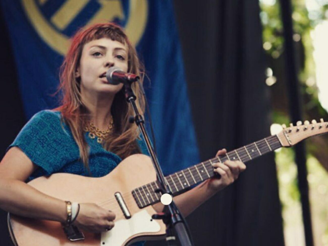 Олсен выросла в приемной семье