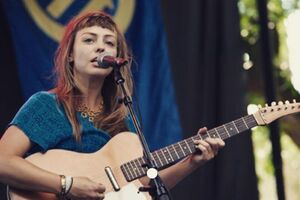 Олсен виросла у прийомній сім'ї