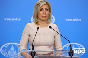 Захарова заявила, що велику кількість людей у посольствах США та Чехії у РФ найняли серед російських громадян