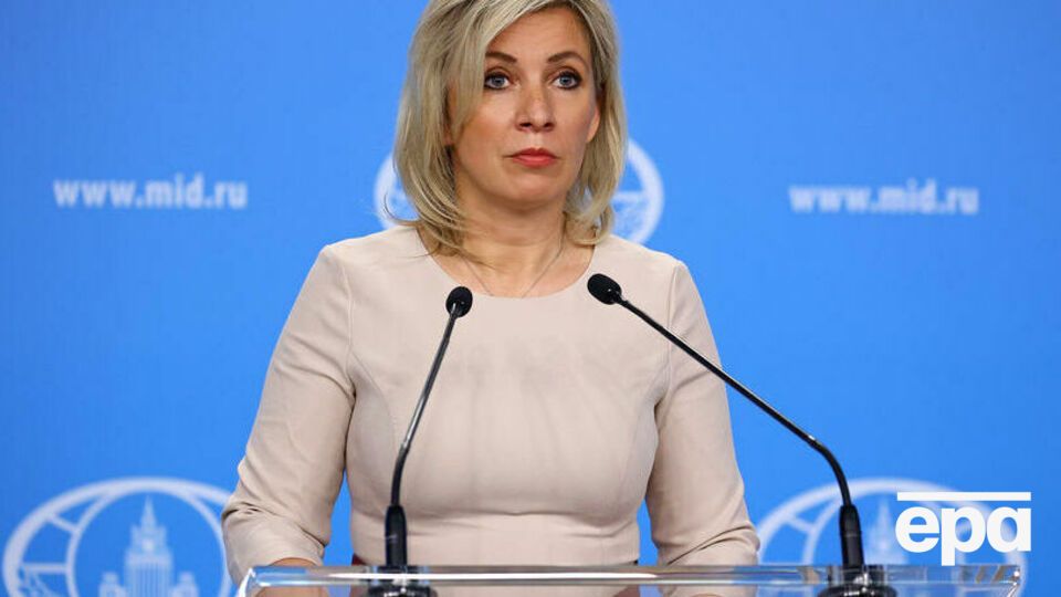 Захарова заявила, що велику кількість людей у посольствах США та Чехії у РФ найняли серед російських громадян