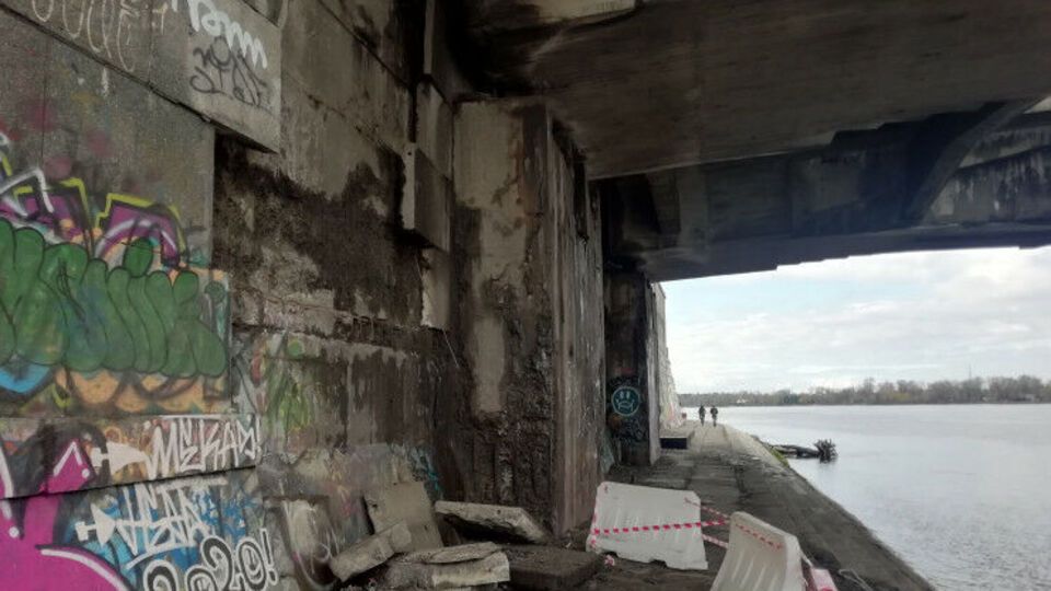 В "Киевавтодоре" отметили, что мост не обновляли с момента его строительства в 1965 году