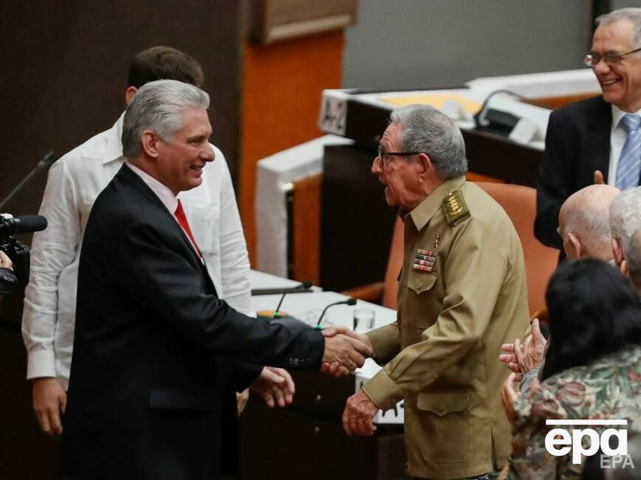 До&nbsp;Диас-Канеля&nbsp;(слева) Компартию возглавлял Рауль Кастро (справа)