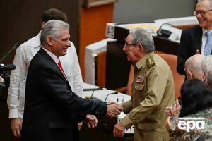 До Диас-Канеля (слева) Компартию возглавлял Рауль Кастро (справа)