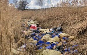 Русло реки было забросано мусором и канистрами на участке длиной около 400 м