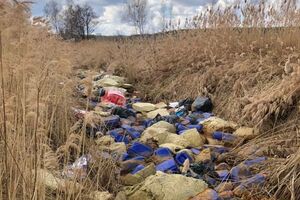 Русло реки было забросано мусором и канистрами на участке длиной около 400 м