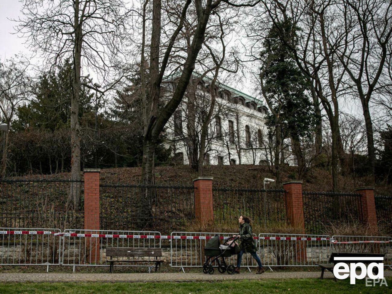 В Праге требуют от посольства РФ освободить около полгектара парка