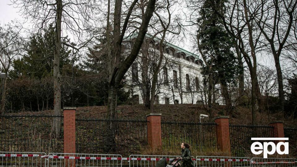 У Празі вимагають від посольства РФ звільнити приблизно пів гектара парку