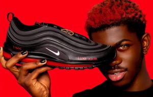 Кроссовки Satan Shoes совместно с MSCHF выпустил американский рэпер Lil Nas X