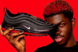 Кроссовки Satan Shoes совместно с MSCHF выпустил американский рэпер Lil Nas X