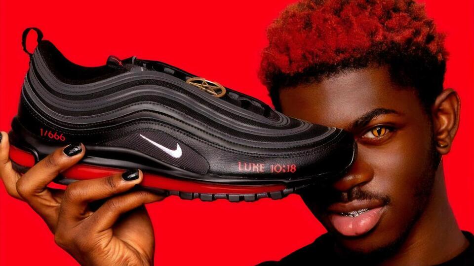 Кросівки Satan Shoes спільно з MSCHF випустив американський репер Lil Nas X