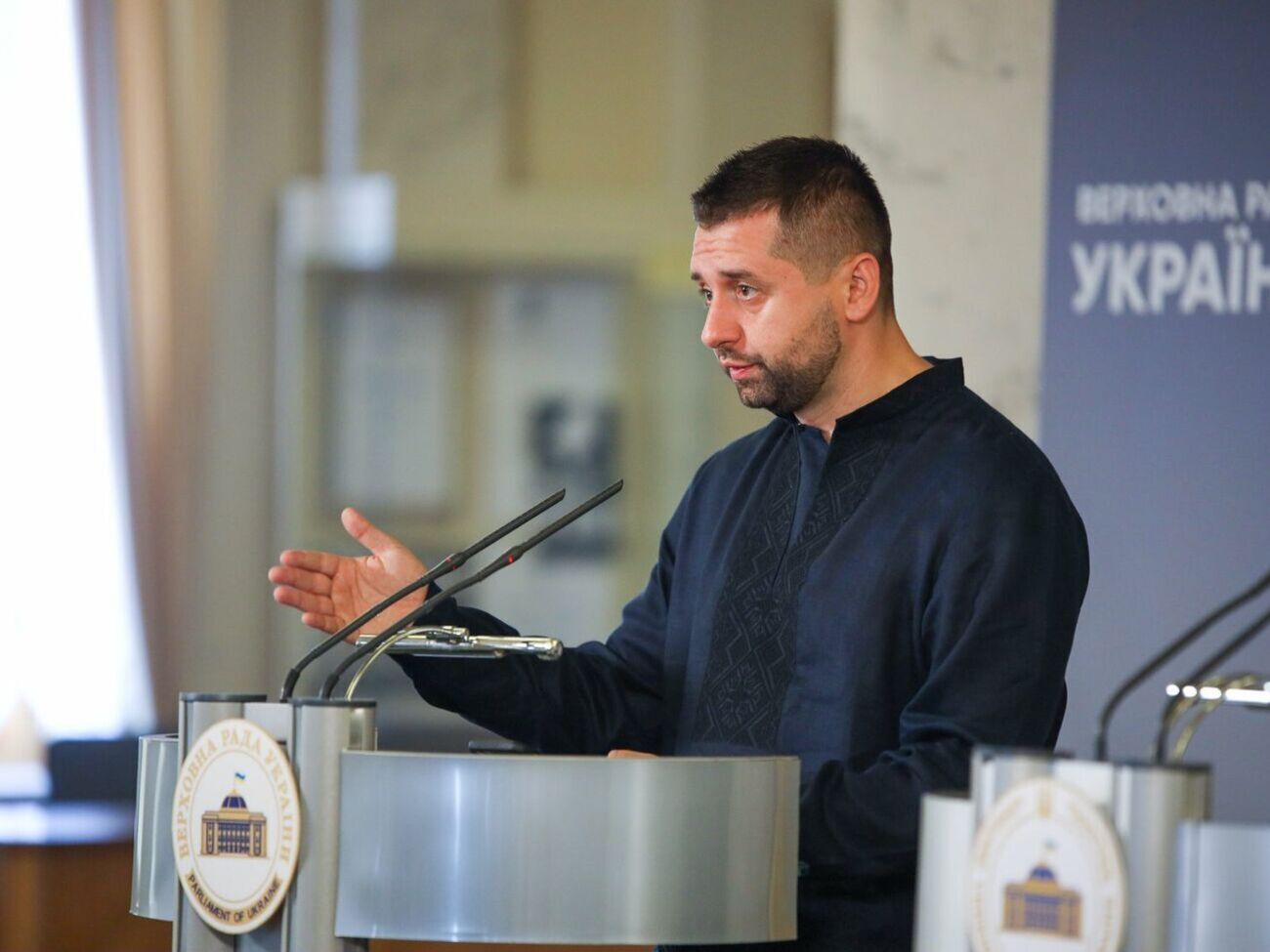 Арахамія користується автомобілем дружини