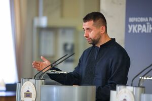 Арахамія користується автомобілем дружини