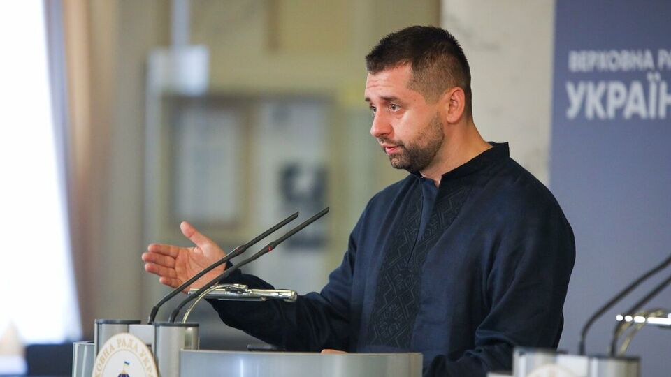 Арахамия пользуется автомобилем супруги