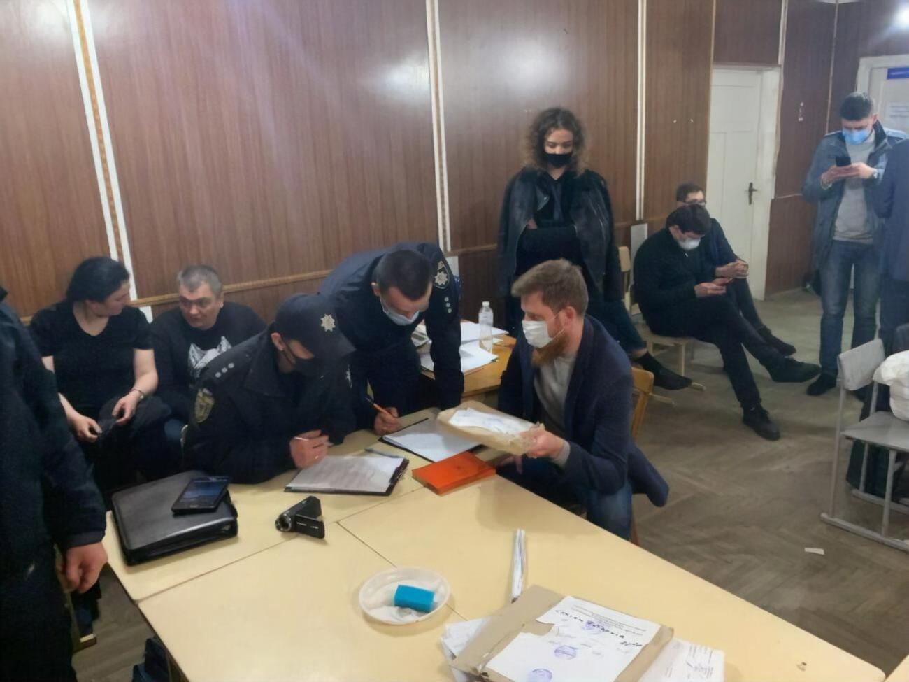 Полиция взяла под охрану объекты в избирательном округе №87