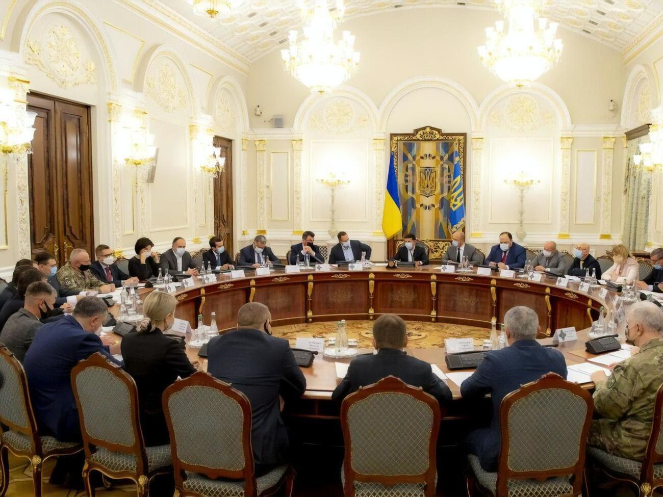 На заседании СНБО приняли решение ввести санкции против топ-10 украинских контрабандистов