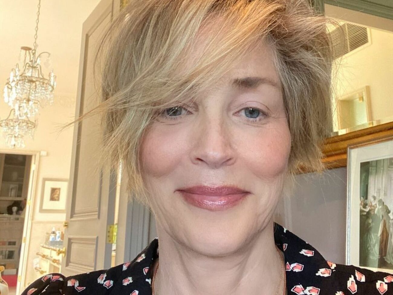 Стоун позировала в откровенных позах