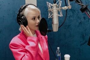 Міка Ньютон співпрацювала з Фальосою сім років