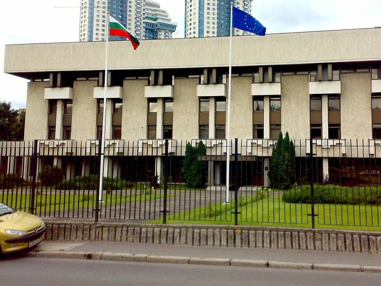 Дипломатов в болгарском посольстве в РФ станет меньше