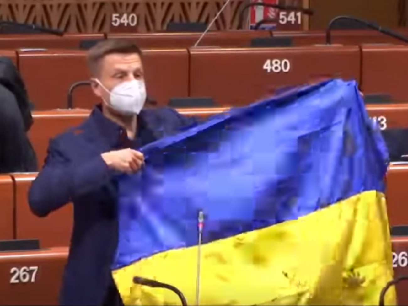 Гончаренко сказал, что флаг Украины принадлежит бойцу, который воевал на Донбассе