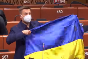 Гончаренко сказал, что флаг Украины принадлежит бойцу, который воевал на Донбассе