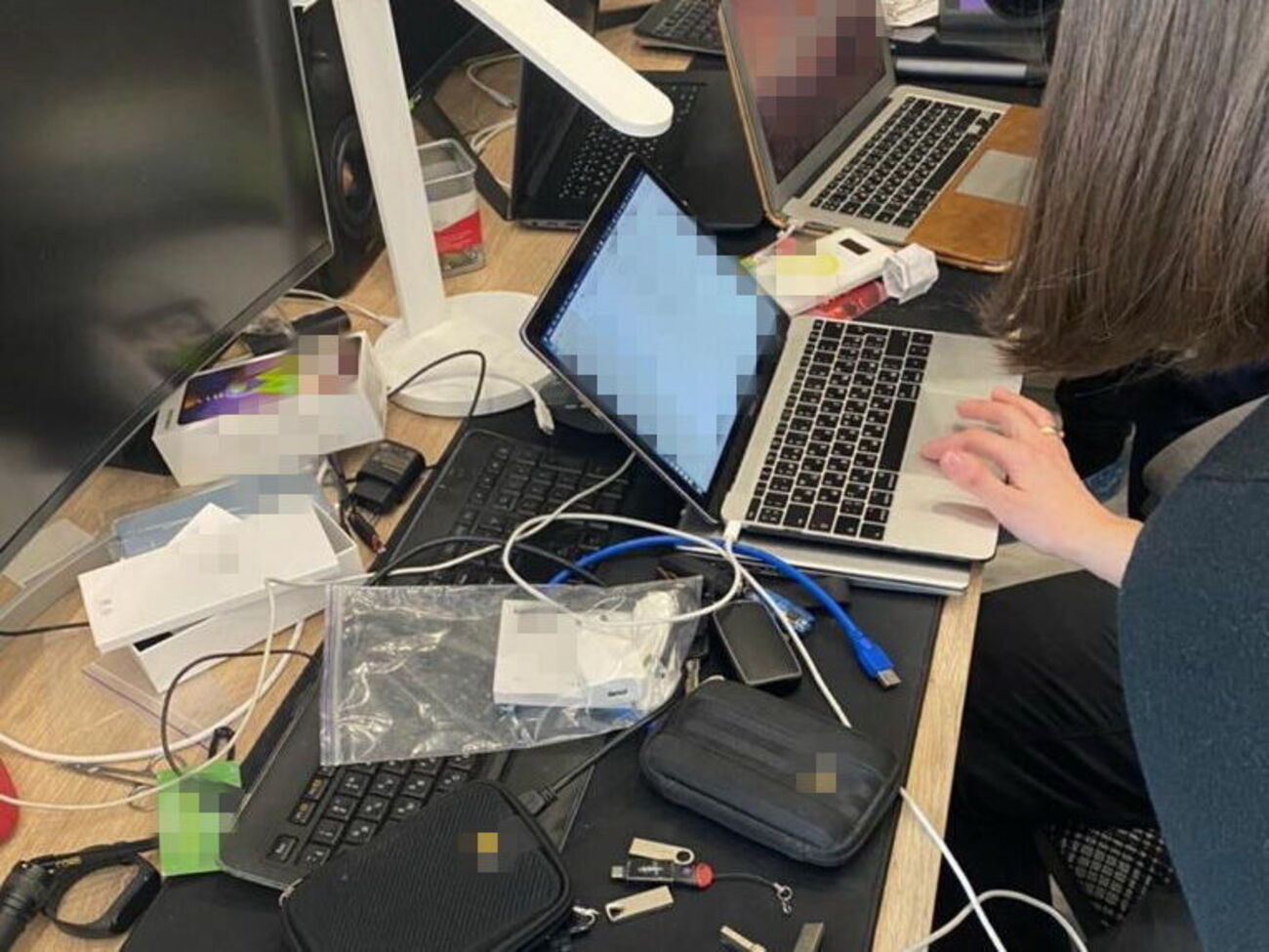 Правоохранители изъяли у подозреваемого компьютерное оборудование с образцами вредоносного программного обеспечения