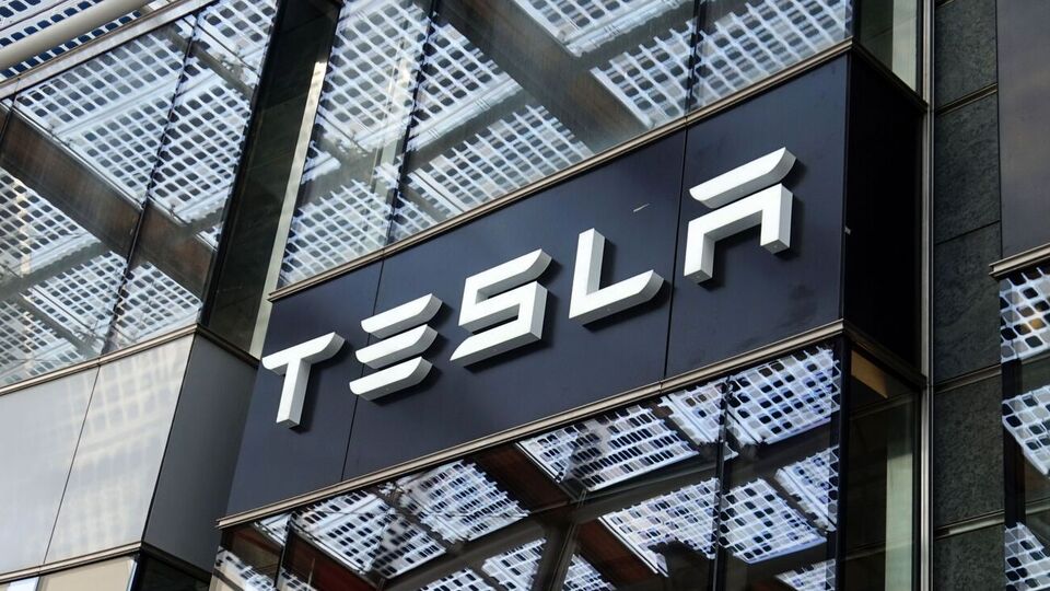 Маск заявил, что автопилот на разбившейся Tesla не мог быть включен, так как на участке дороги, где произошла авария, нет нужной разметки
