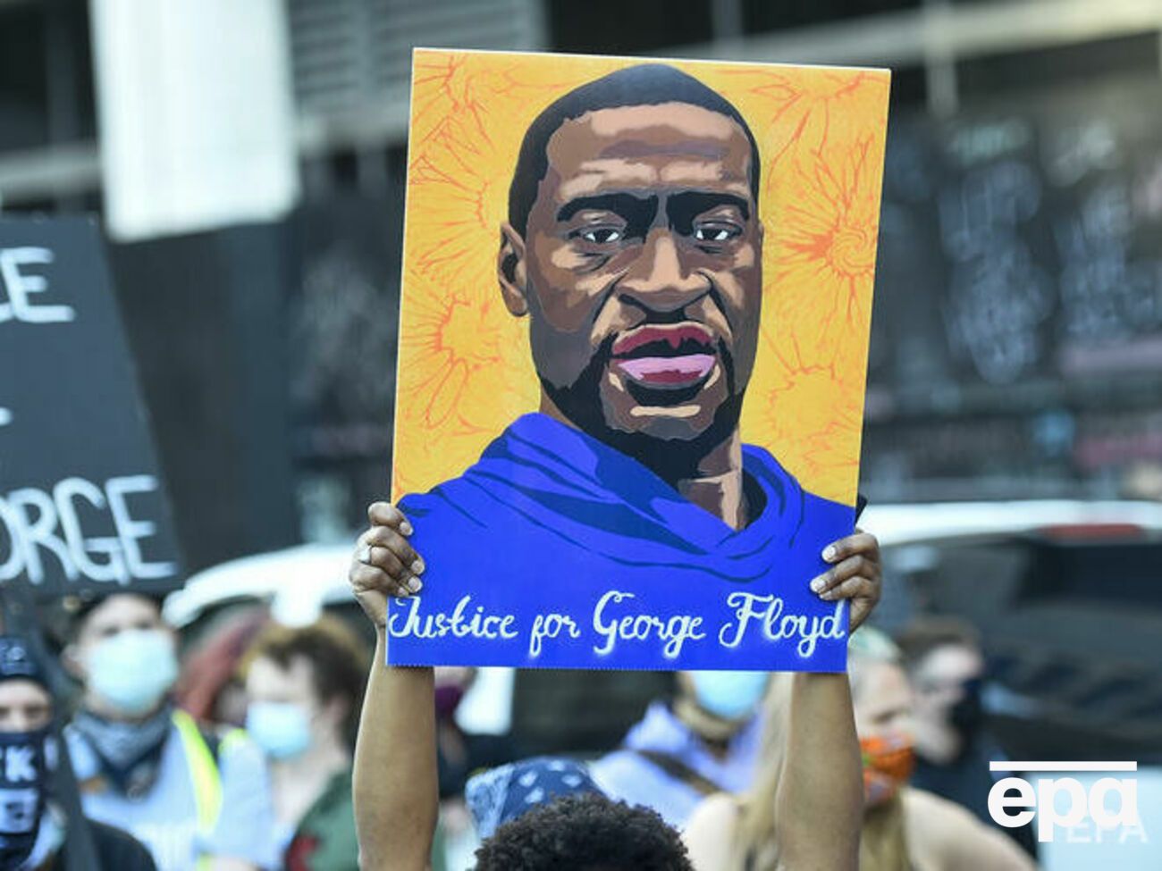 Убийство Флойда случилось в мае прошлого года и спровоцировало протесты по всему миру