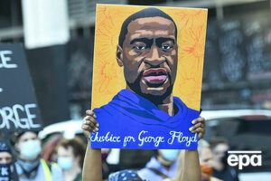 Убийство Флойда случилось в мае прошлого года и спровоцировало протесты по всему миру