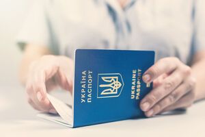 Зеленский лишил гражданства трех украинцев