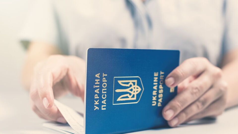 Зеленський позбавив громадянства трьох українців