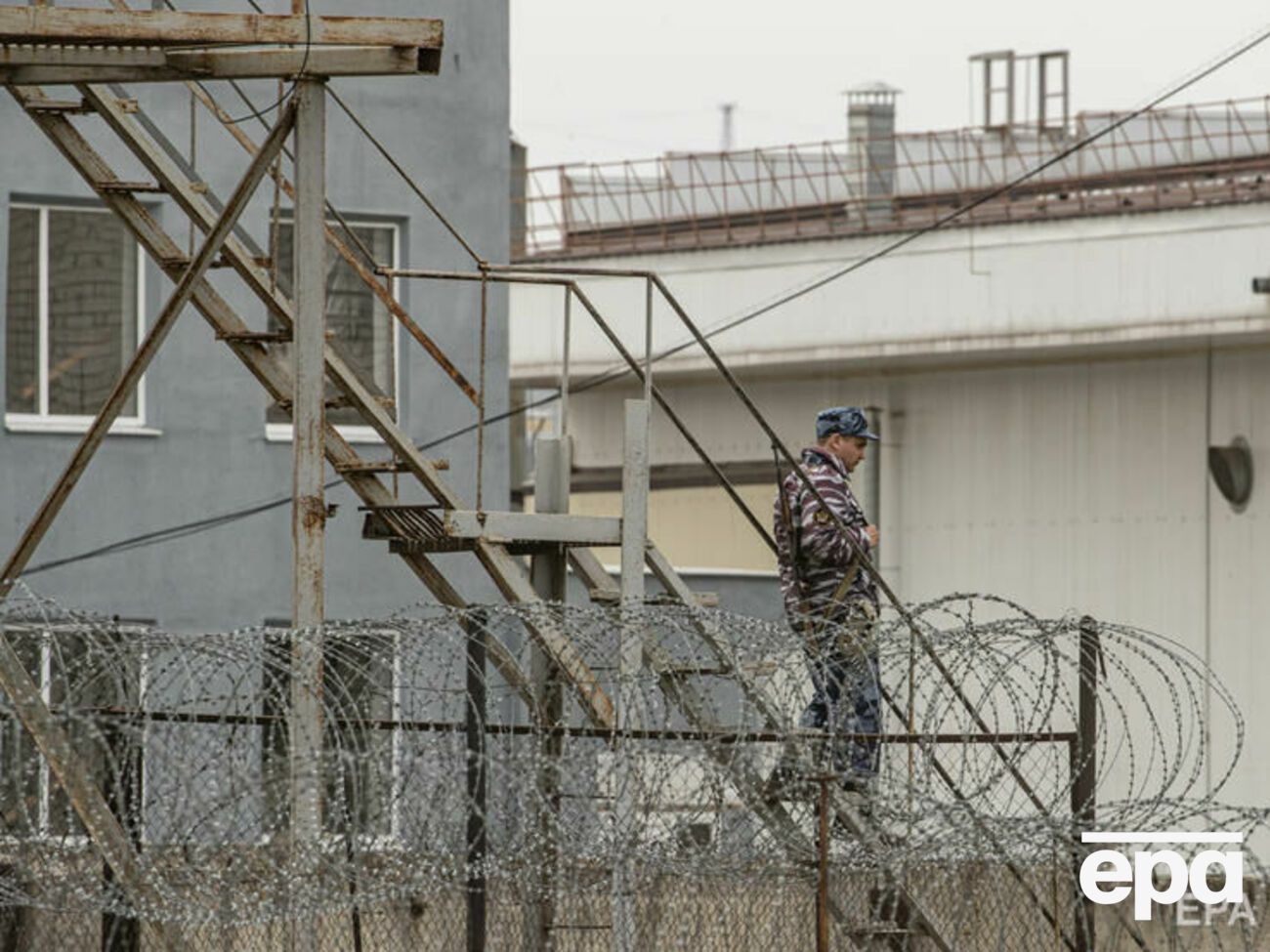 Навальный находился в колонии №2 города Покров, 19 апреля ФСИН сообщила, что его переводят в тюремную больницу, расположенную на территории колонии №3