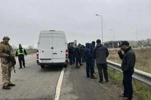 По информации СБУ, титушки ехали в Харьков по заказу одной из пророссийских партий для проведения акций протеста