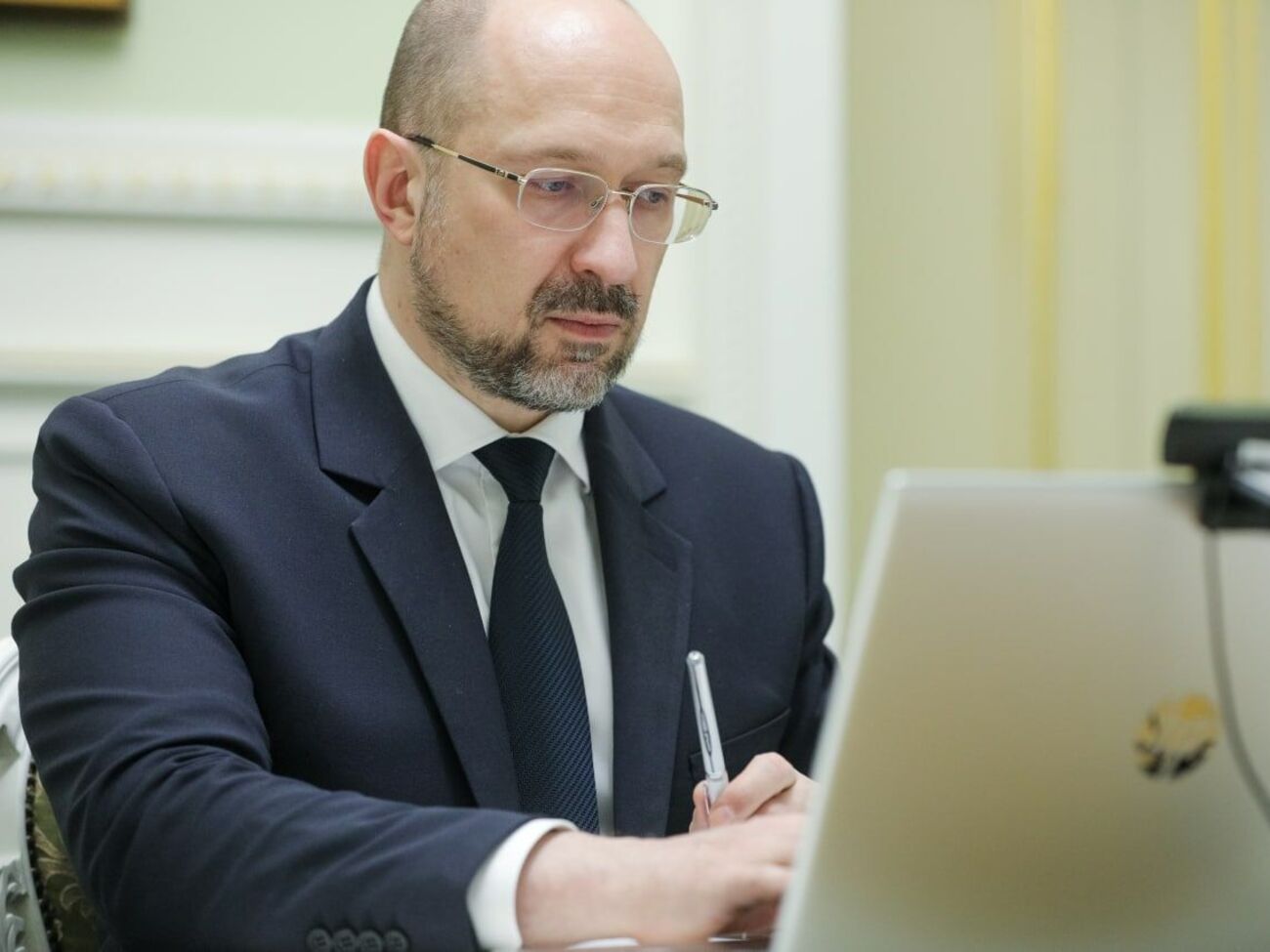 Шмыгаль призвал украинцев оставаться дома на майские праздники и Пасху