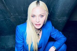 Мадонна для встречи с подругой выбрала костюм синего цвета