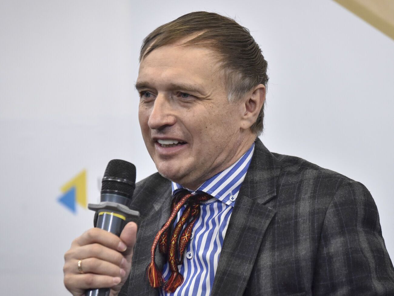 Согласно закону, учебный год в школах не должен длиться дольше 1 июля, отметил Кононенко