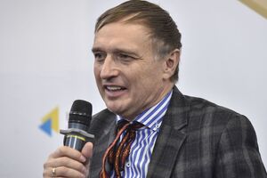 Согласно закону, учебный год в школах не должен длиться дольше 1 июля, отметил Кононенко