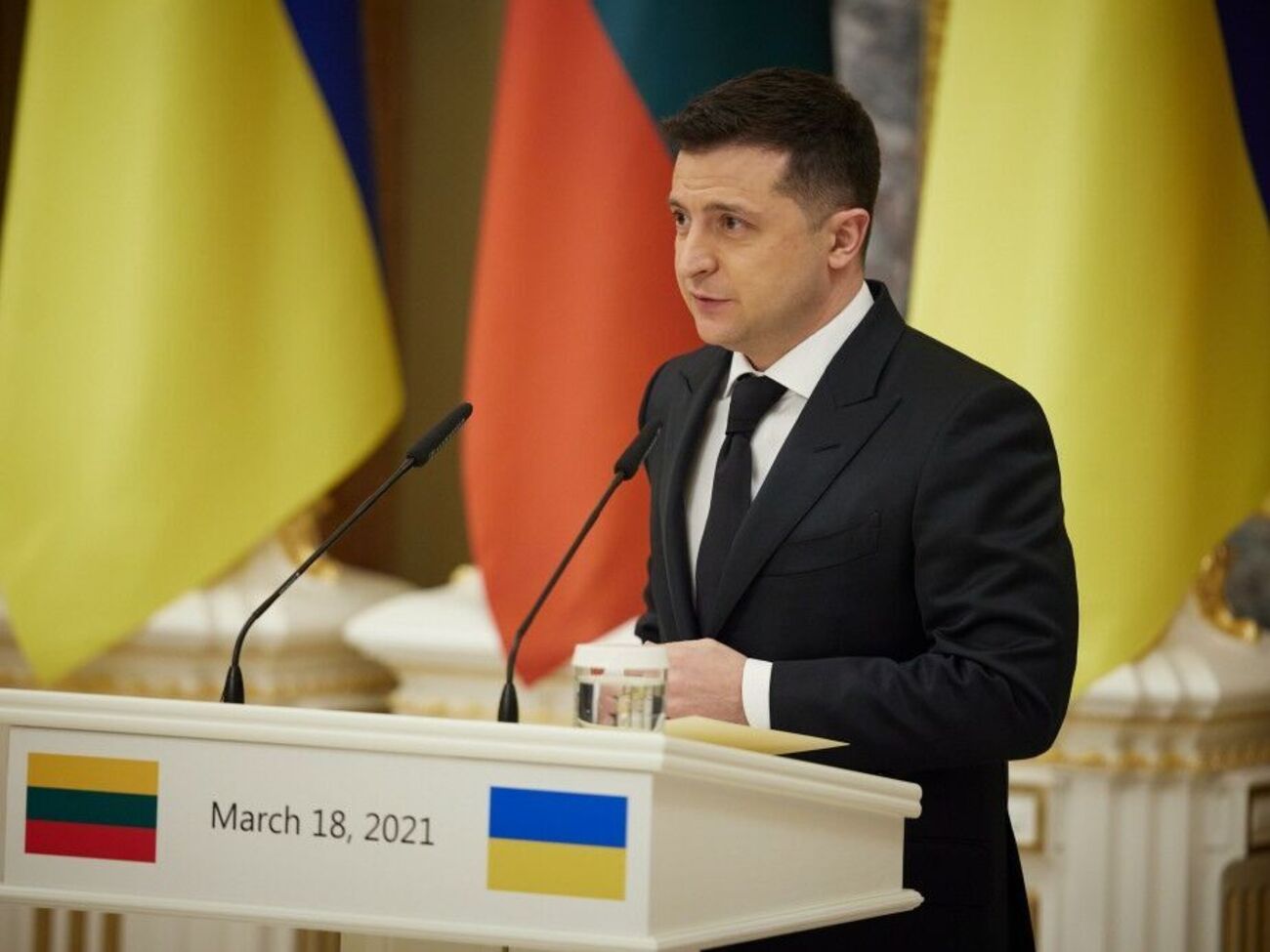 Согласно результатам опроса, Зеленский победил бы в первом туре президентских выборов