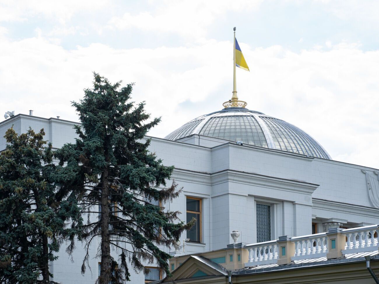 Согласно результатам опроса, в Верховную Раду проходят пять партий