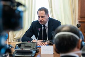 Украина готова передать в ОРДЛО пять человек, сказал Ермак