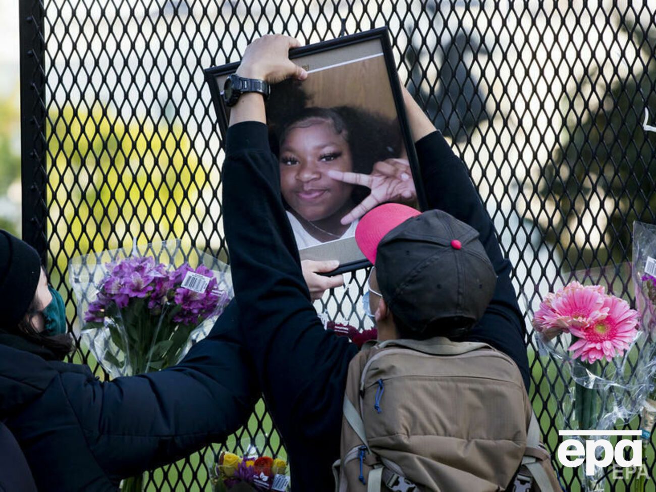 Возле дома, где убили Брайант, на следующий день собрались протестующие