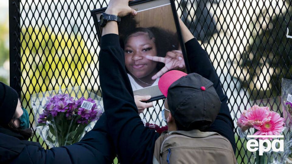 Біля будинку, де вбили Браянт, наступного дня зібралися протестувальники