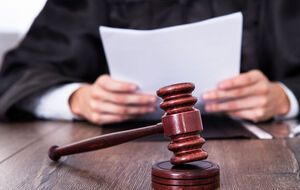 Экс-судью обвиняют в незаконном препятствовании проведению митингов