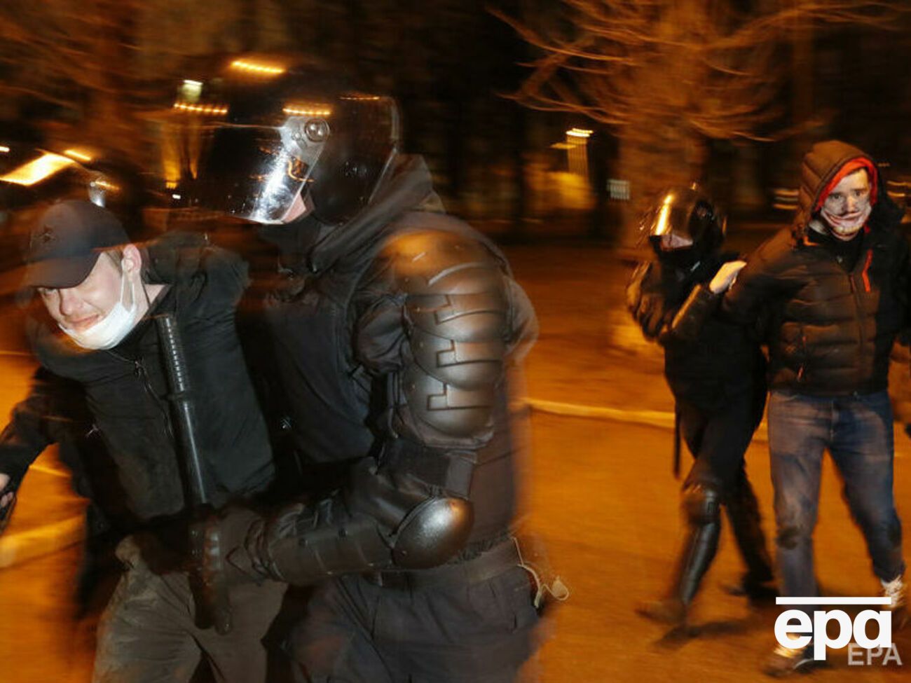 На акциях протеста в РФ задержали почти 1,8 тыс. человек в 97 городах