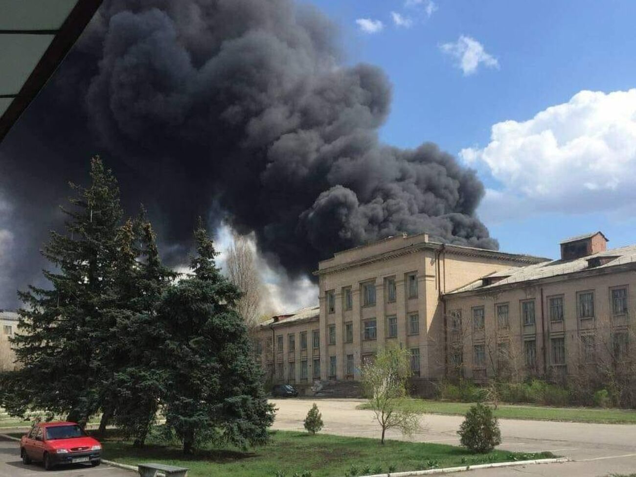 У військовій частині горіло кілька бензовозів