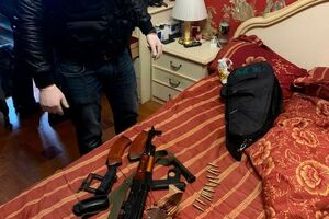 Під час обшуків поліція виявила зброю, гроші, багато документів й утримуваних у полоні людей