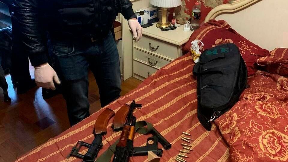 Під час обшуків поліція виявила зброю, гроші, багато документів й утримуваних у полоні людей