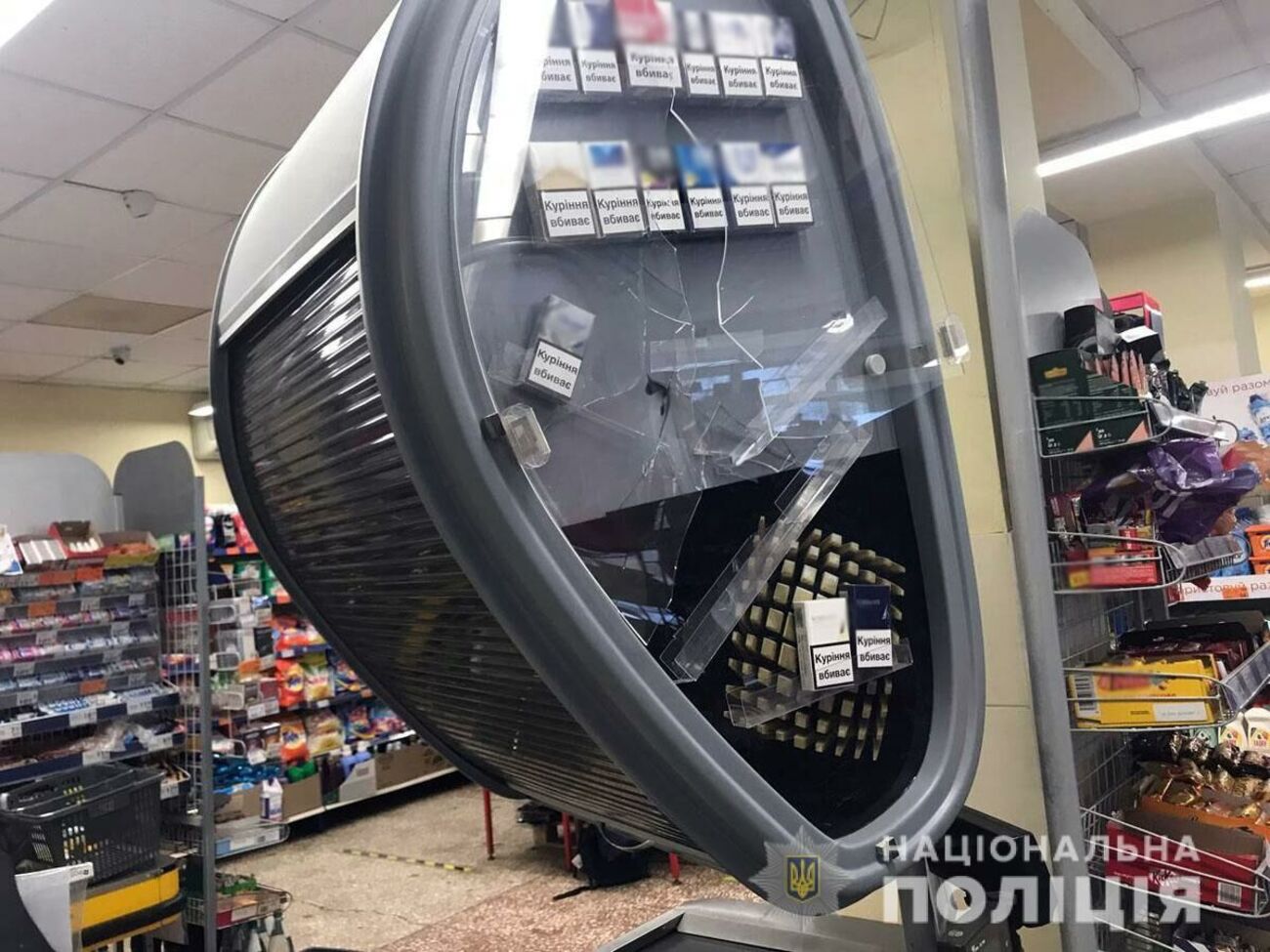 Мужчина повредил кассы супермаркета