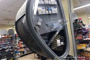 Чоловік пошкодив каси супермаркету