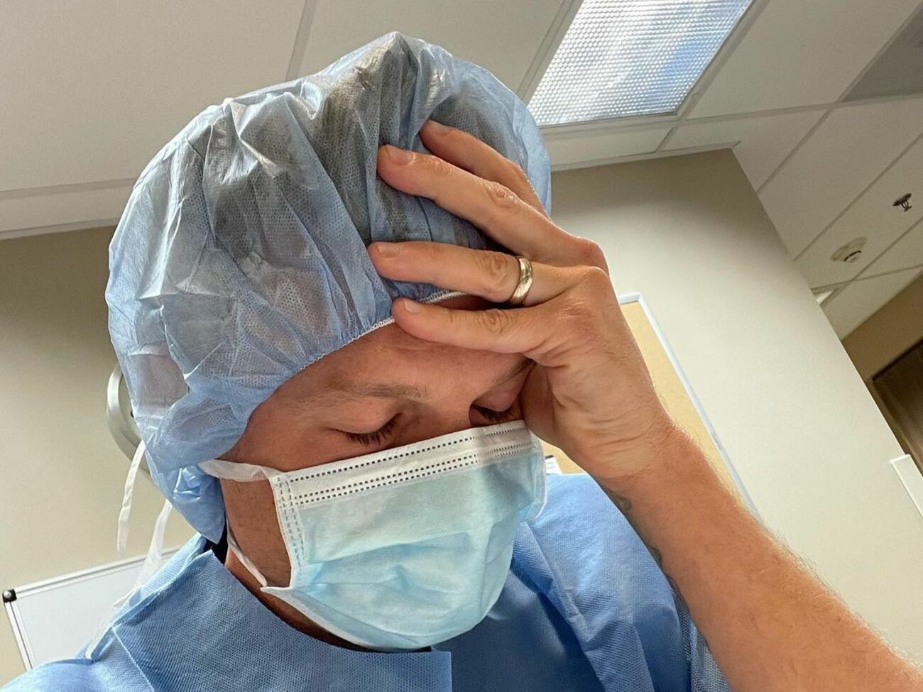 За словами Картера, медики поки не можуть виписати його дружину і новонароджену дитину додому